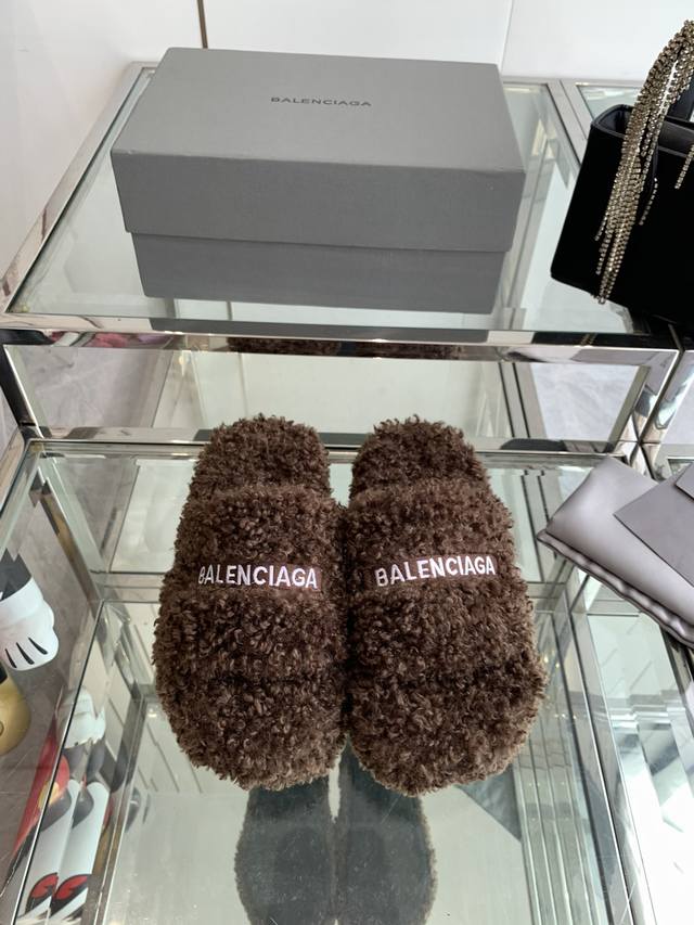 Balenciaga 巴黎世家 厚底毛毛拖鞋超舒适光腿穿 回头率满分一年四季都能随意出门就穿博主热门单品推送码数:35-40